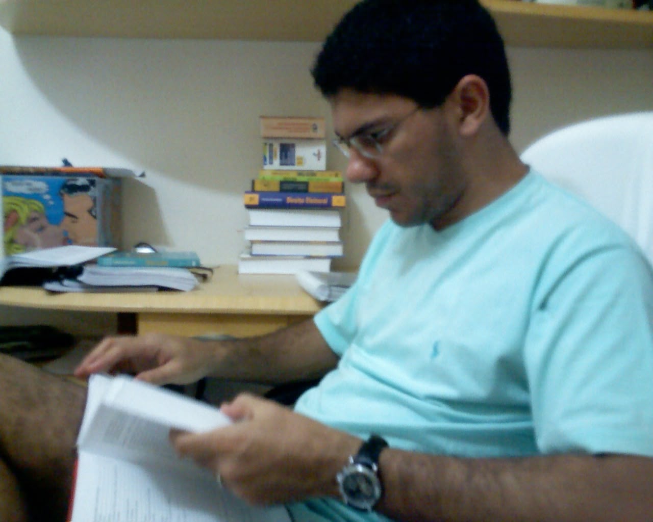 Gerson Aragão na época de candidato, estudando